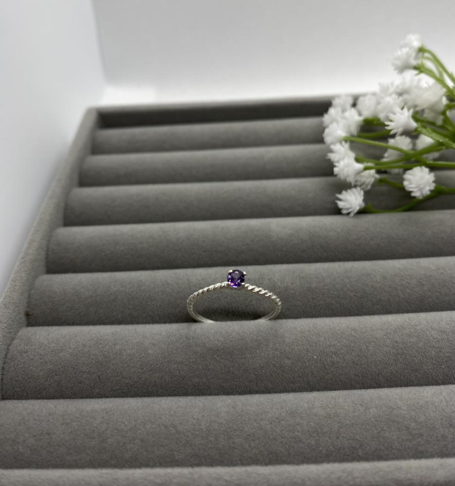 Anel solitário com pedra roxa 