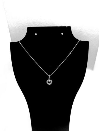 Colar com pingente coração cravejado 