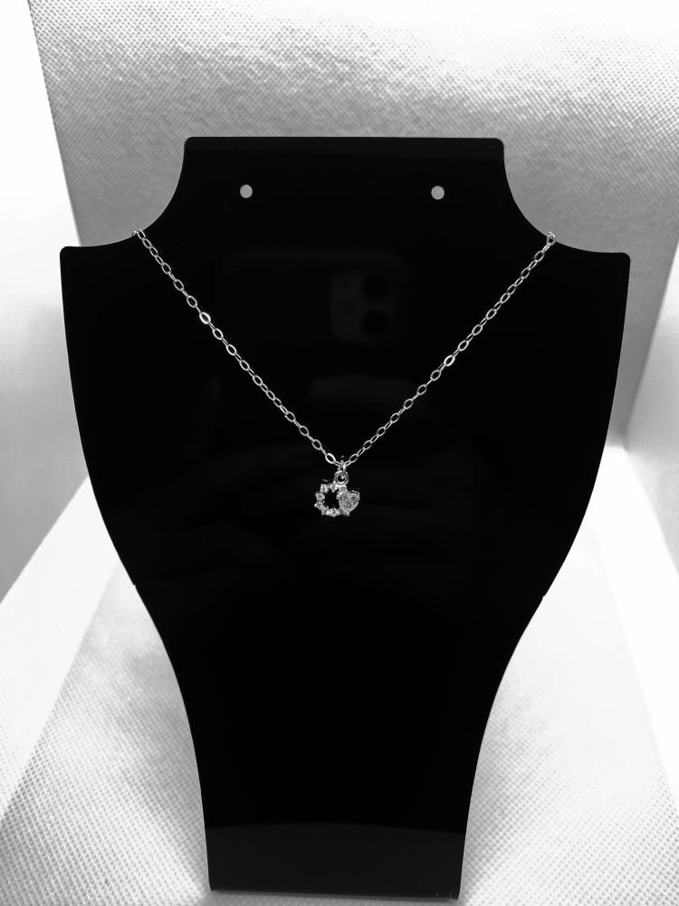 Colar com pingente cravejado 